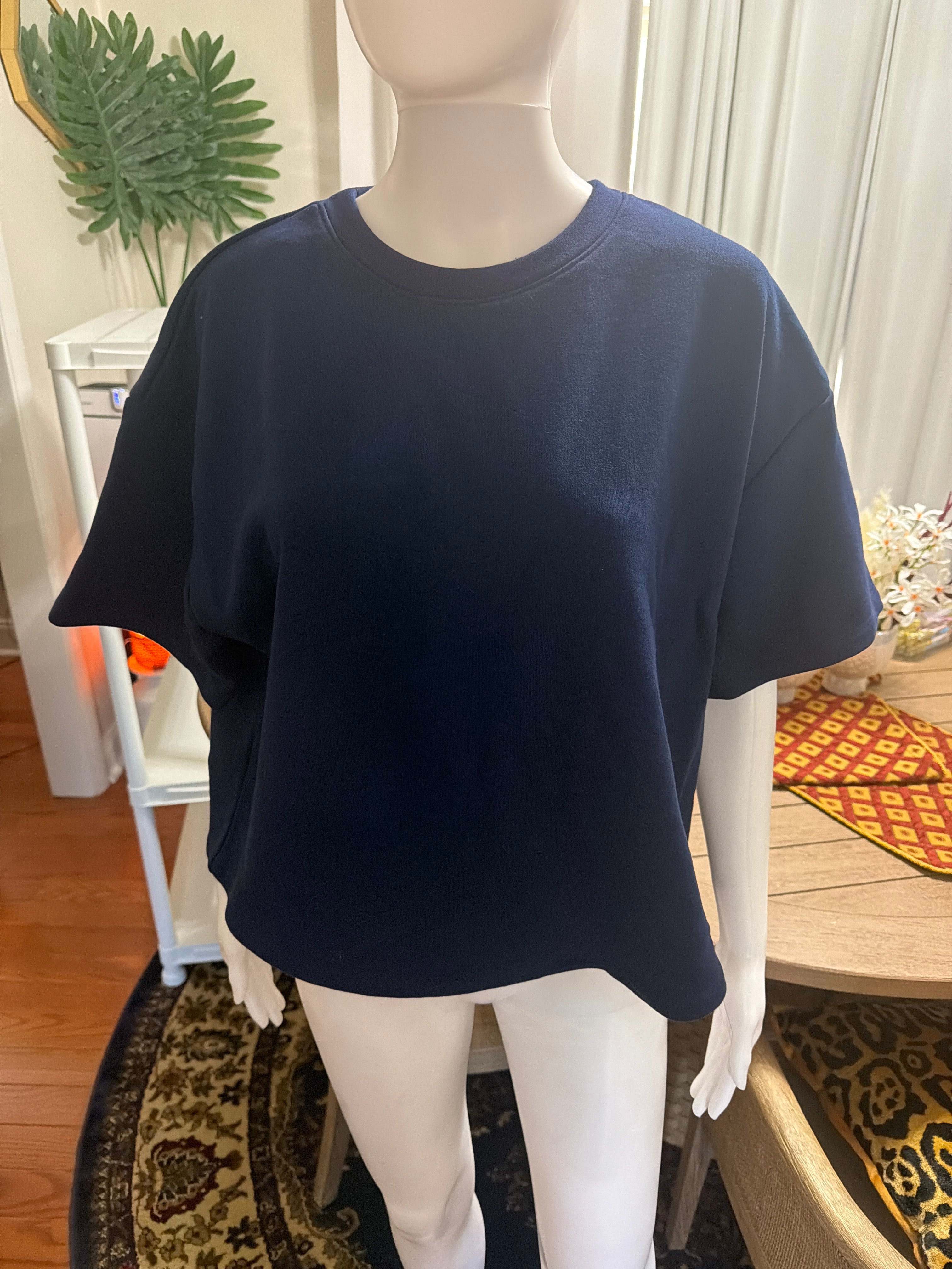 Navy blue T-shirt ￼