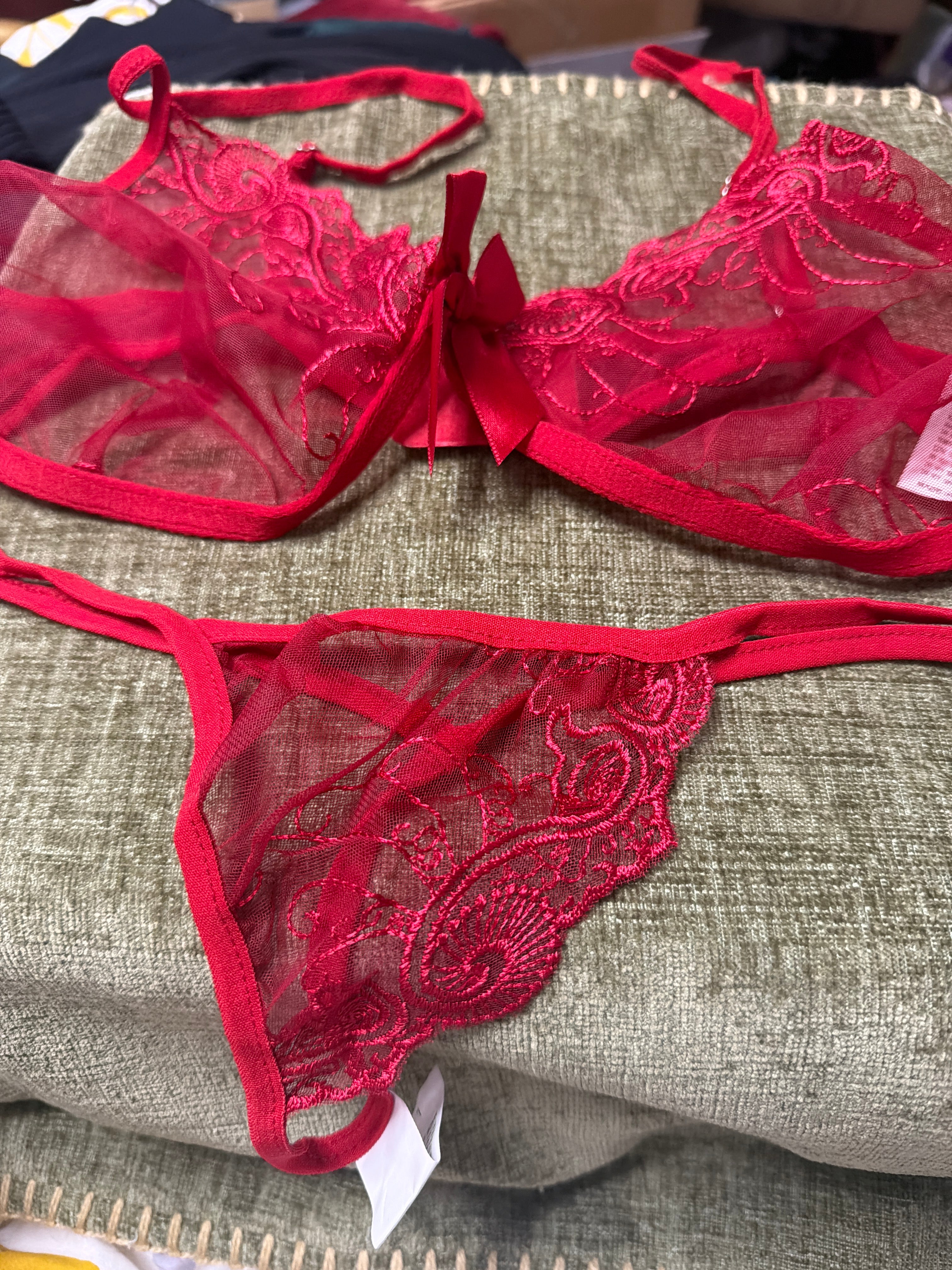 Medium and large panties and bra ￼